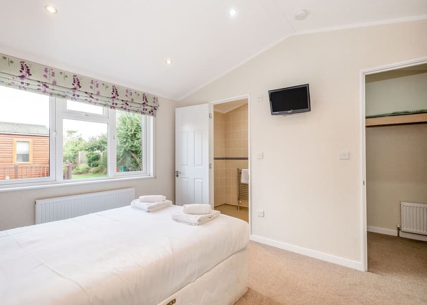 Lake Side Field LS11 - Yaxham Waters, Yaxham, Dereham