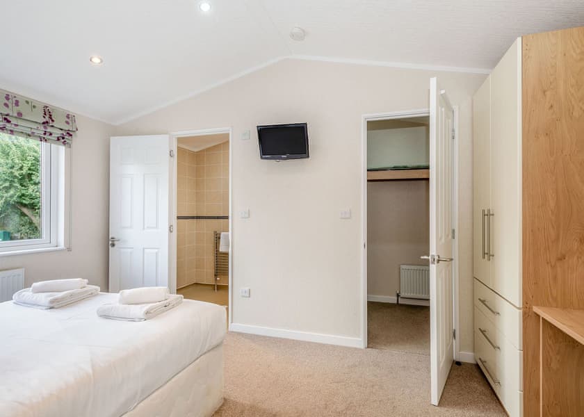 Lake Side Field LS11 - Yaxham Waters, Yaxham, Dereham