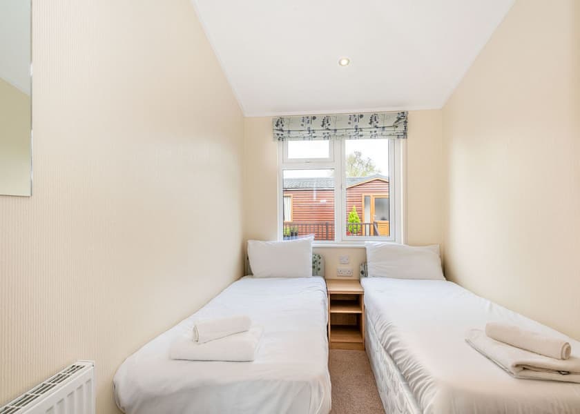 Lake Side Field LS11 - Yaxham Waters, Yaxham, Dereham