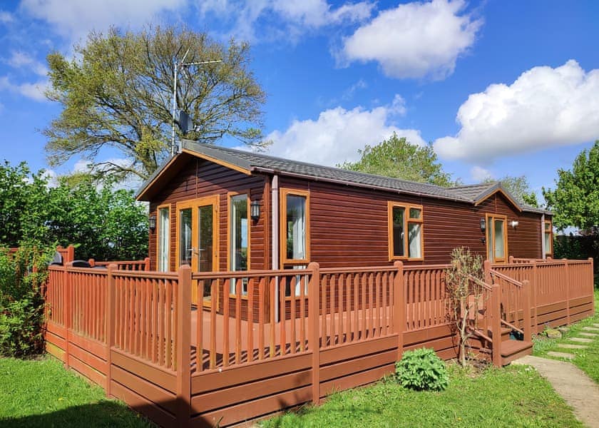 Lake Side LS9 - Yaxham Waters - Holiday Parks - Book Online - Hoseasons