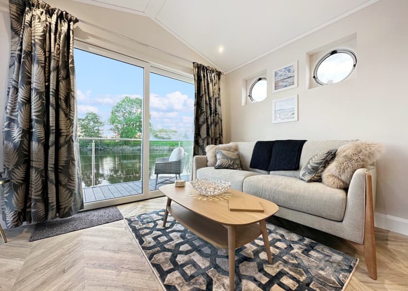 Deluxe Floating Lodge - York Marina, Naburn, York