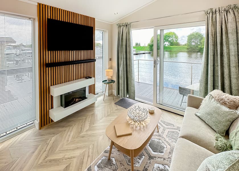 Deluxe Floating Lodge - York Marina, Naburn, York