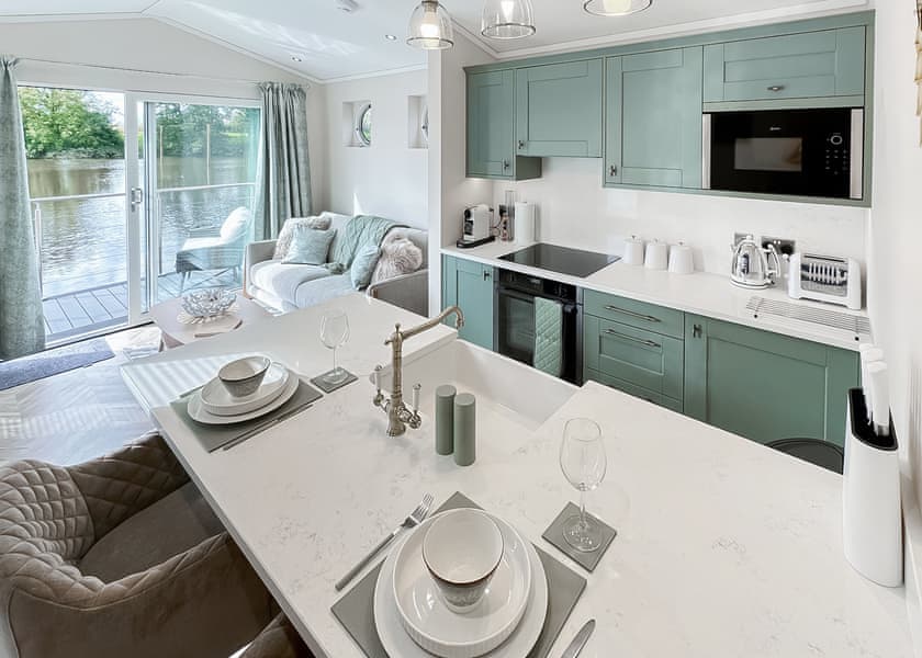 Deluxe Floating Lodge - York Marina, Naburn, York