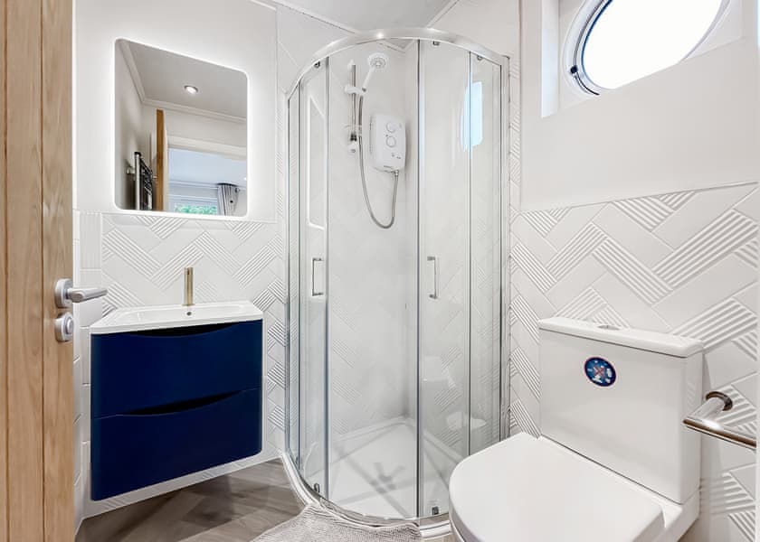 Deluxe Floating Lodge - York Marina, Naburn, York