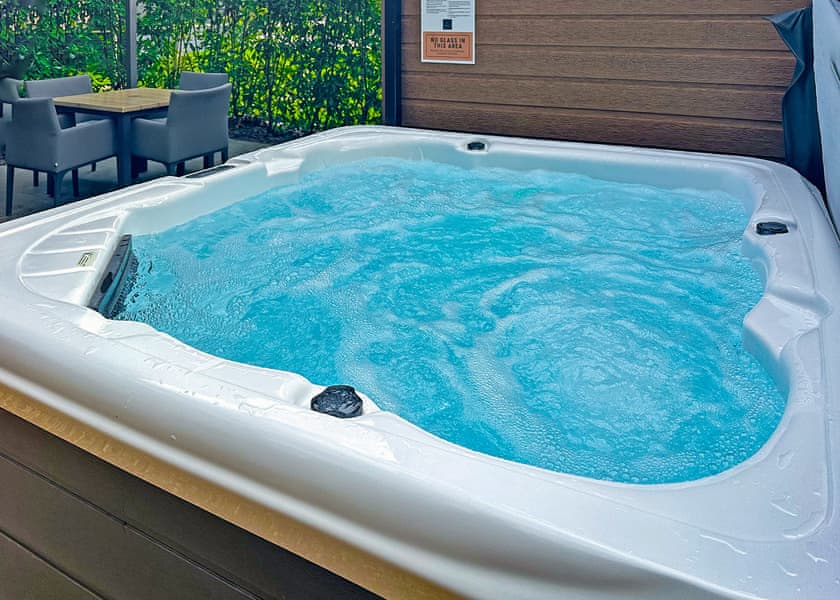 The PheasantHot Tub (Pet) - Yorkshire Spa Retreat, York