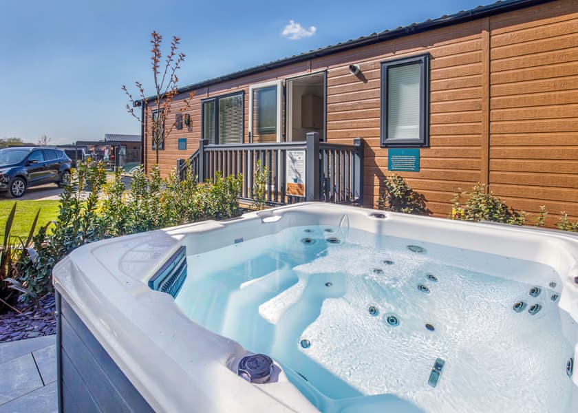 The WhiteswanHot Tub (Pet) - Yorkshire Spa Retreat, York