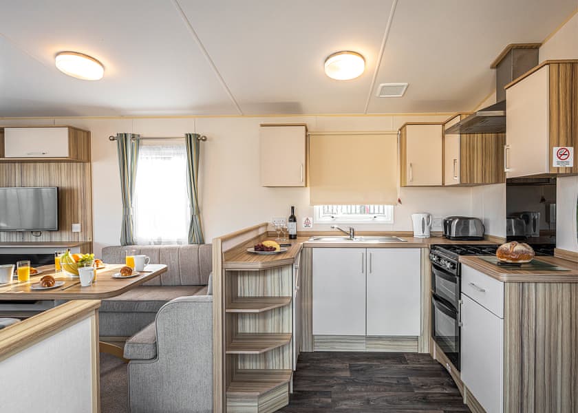 Gold 2 Caravan (slps 6) with decking (Pet) in Worcester | Hoseasons