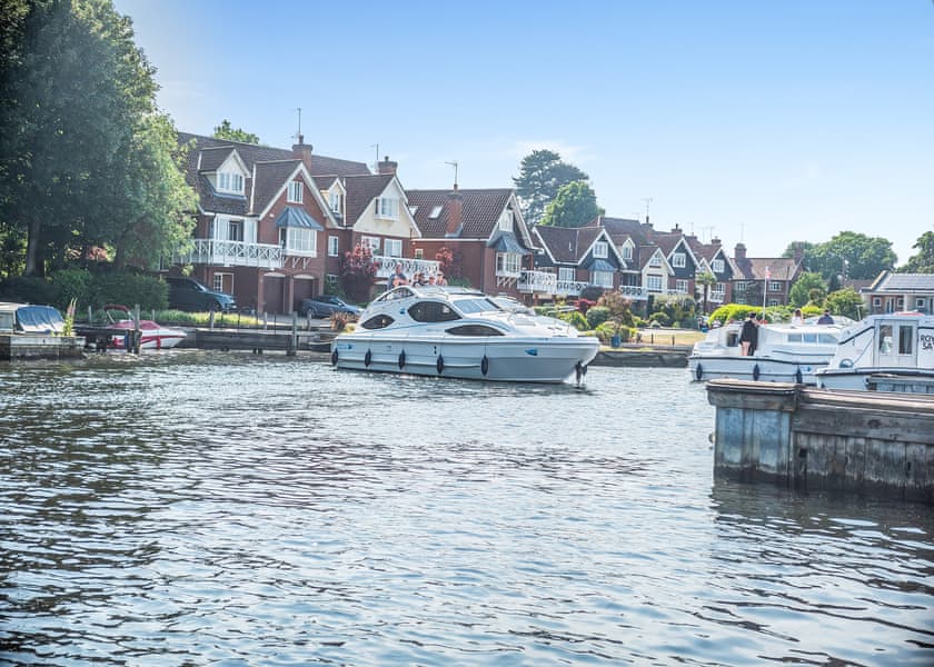 Brinks Romany 1 from Barnes Brinkcraft in Wroxham, Norfolk - Hoseasons